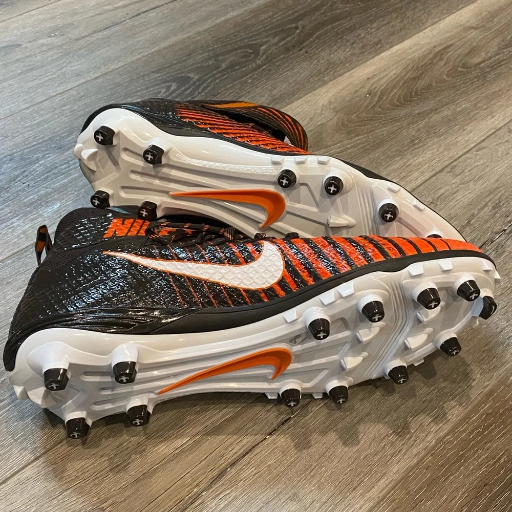 Nike skin football cleats NWOT